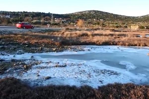 Hrvatska i Hrvati u šoku!  ZALEDILO SE MORE kod Šibenika! (FOTO) (VIDEO)