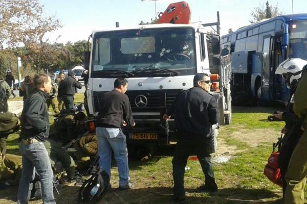 Novi napad! Kamionom pokosio ljude u Jerusalimu, četvoro mrtvih i gomila povređenih! (FOTO) (VIDEO)