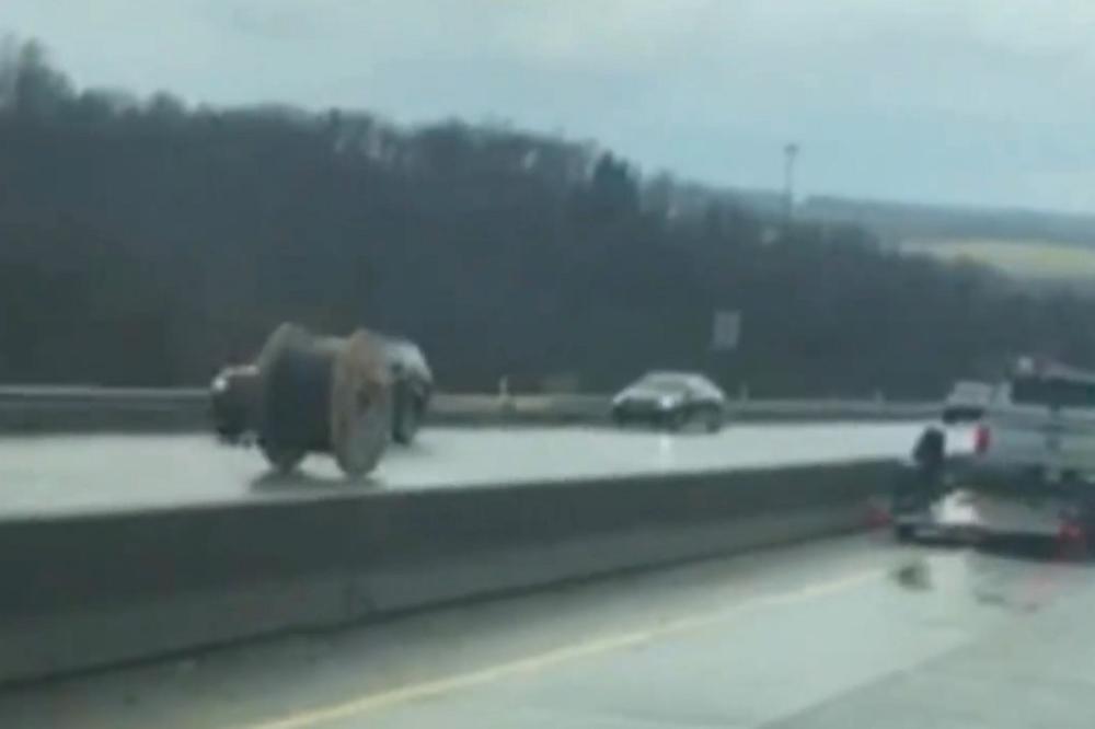 LUDNICA NA AUTOPUTU! Gigantski kotur juri direktno na vozila! (VIDEO)