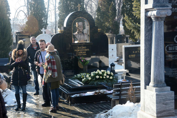 Mali Veljko i Anastasija na Arkanovom grobu: DA LI JE OVO NAJTUŽNIJA FOTKA PORODICE RAŽNATOVIĆ? (FOTO)