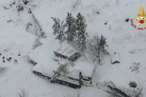 AGONIJA u Italiji NE PRESTAJE: Raste broj nestalih u lavini! Spasavanje se nastavlja! (FOTO)