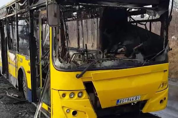 IZGOREO AUTOBUS GSP U BEOGRADU! Od njega nije ostalo ništa! (VIDEO)