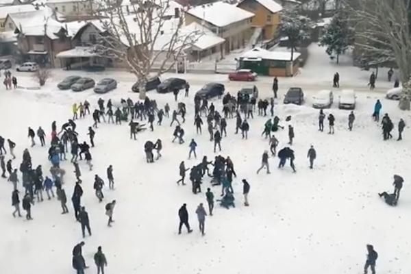 NOVA MASOVNA TUČA U ZAJEČARU! Je li i ovo samo igra srednjoškolaca, ŠTA SE DEŠAVA!? (VIDEO)