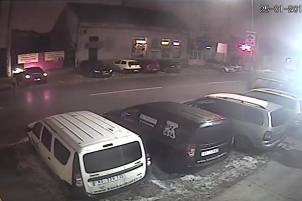 UDARALI ŽANDARMA I NJEGOVU ŽENU BEZ MILOSTI PO CELOM TELU, POTOM I PUCALI: Brutalan snimak iz Novog Sada (VIDEO)