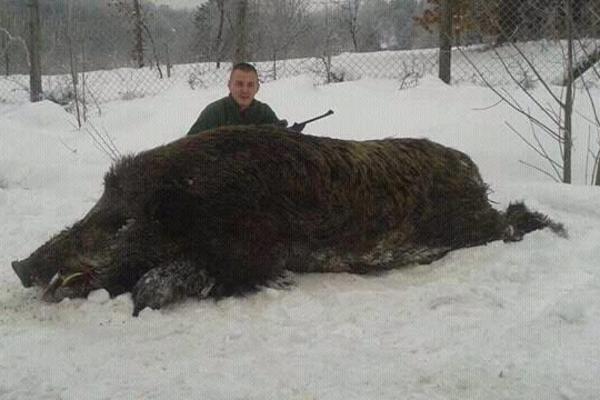 LESKOVAČKI LOVCI ULOVILI VEPRA OD 200 KG: Zbog ovih fotki ih prozivaju na internetu! (FOTO)