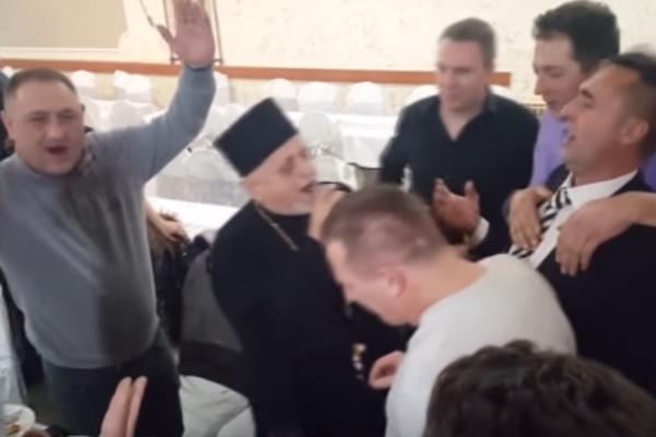 Peva, pa rastura! Sveštenik na veselju u Čačku uzeo MIKROFON i napravio ŠOU! (VIDEO)