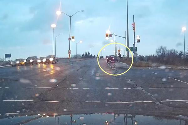 Umalo nije glavu izgubio iako je hodao trotoarom! Zbog ovakvih ludaka u automobilu NIKO OD NAS NIJE SIGURAN! (VIDEO)