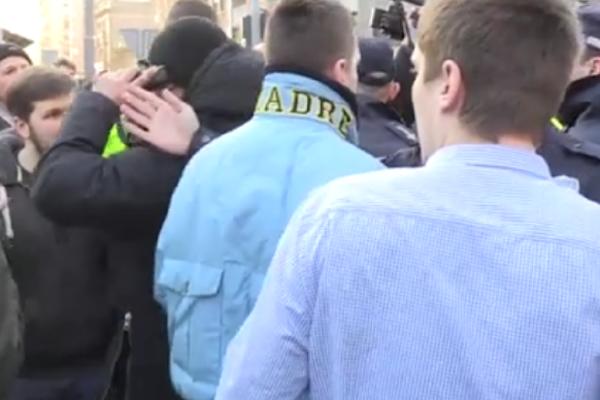 JOŠ SE NE ZNA RAZLOG: Pogledajte tuču na protestu Ne davimo Beograd! (VIDEO)