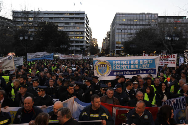 HAOS ISPRED PARLAMENTA U ATINI! Protest policajaca, vatrogasaca i pripadnika Obalske straže (FOTO)