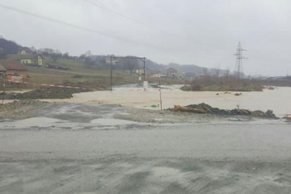 STRAVIČNO NEVREME STIGLO DO HRVATSKE I BOSNE! Poplavljene kuće i putevi, građani se mole da ostanu u KUĆAMA