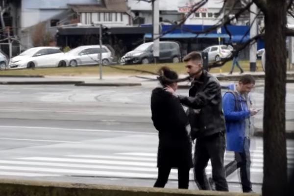 TUKAO JE I VREĐAO DEVOJKU NASRED ULICE NA 8. MART: Reakcije prolaznika su neverovatne! (VIDEO)