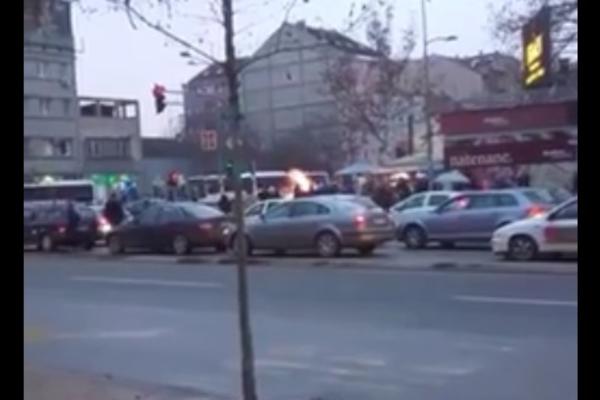 BAKI SLOMILI RUKU, POVREDILI JOŠ JEDNU ŽENU: Huliganska sramota u Novom Sadu! (VIDEO)