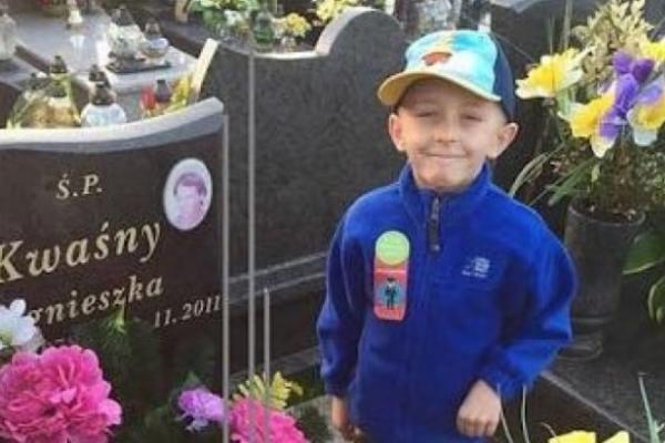 ANĐEO FILIP (7) UMIRE OD RAKA I IMA SAMO JEDNU ŽELJU: Sahranite me pored mame, molim vas! (FOTO)