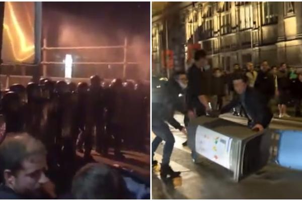 GORELE ULICE PARIZA: Demonstranti skandirali "Policijske ubice!" tražeći pravdu! (VIDEO)