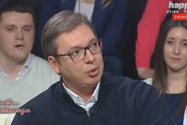 OVOM DEČKU IZA VUČIĆA NIJE BILO DOBRO, A ONDA... Pogledajte kako je izgubio svest i PAO SA STOLICE! (VIDEO)