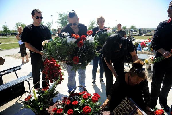 SUZE NA POMENU JELENI MARJANOVIĆ: Suprug Zoran stigao prvi, svekrva i dever nisu uopšte došli!  (VIDEO)