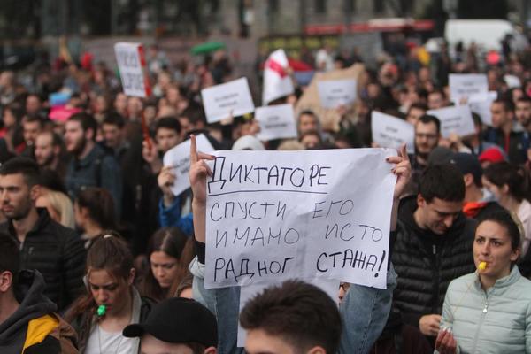 OVA FOTKA JE OBELEŽILA PROTESTE STUDENATA: Majka sa dve ćerke posle 20 godina NA ISTOM MESTU! (FOTO)