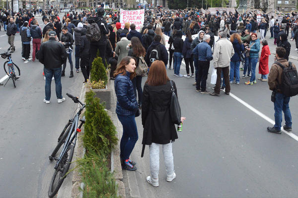 SRAM VAS BILO ŠTO ĆUTITE! DECA SU VAM NA ULICI JER SE NISTE BORILI: O ovom pismu studenta svom ocu priča zemlja! (FOTO)