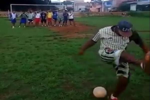 Plači superligo, amater zabija iz slobodnjaka bolje od bilo kojeg našeg igrača! I TO BEZ GLEDANJA! (VIDEO)