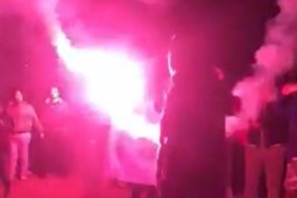 Gorelo je ispred Pionira u 5 ujutru! Vatreni doček za košarkaše Crvene zvezde! (VIDEO)