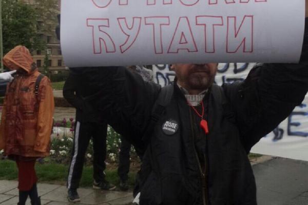 Vreme im nije išlo na ruku, ali ONI SU IPAK ŠETALI i po pljusku!  Demonstranti na ulice izašli i 18. dan, za sutra najavljen novi protest! (FOTO) (VIDEO)