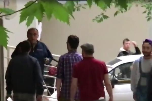 HOROR U SKOPLJU: Nasred ulice pune ljudi obezglavio psa sekirom! (VIDEO)