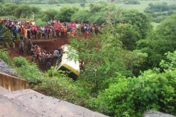 STRAVIČNA TRAGEDIJA: Prevrnuo se školski autobus, poginulo 27 dece i 3 učitelja! (FOTO)