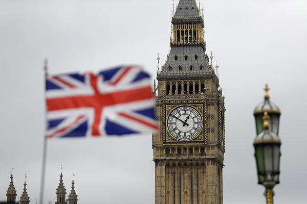 SEČE IH PO NOSU! Narkomani u Britaniji se bune protiv nove novčanice od 5 funti! (FOTO)