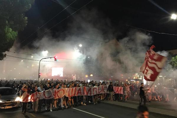 HAOS U BEOGRADU! Delije krenule ka centru grada, nose jednu važnu poruku! (VIDEO)