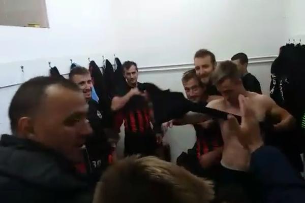 Ušli su posle 65 godina u Superligu, a kada je u svlačionicu  ušla legenda Partizana nastao je delirijum! (VIDEO)