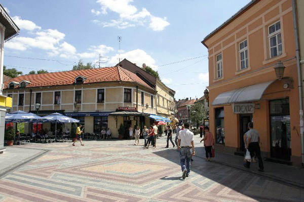 JEZIVA SCENA U TUZLI: Nožem izbo majku u kafiću, lekari se bore za njen život!