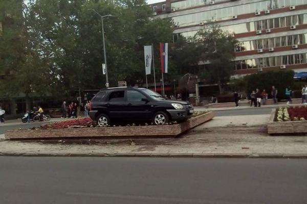 NAJBAHATIJE PARKIRANJE IKADA: Ovaj prizor ostavio je Kruševljane bez reči! (FOTO)