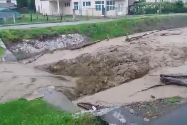 JAKO NEVREME POGODILO KRUPANJ: Izlile se reke, POPLAVLJENI DOMOVI LJUDI!  (VIDEO)