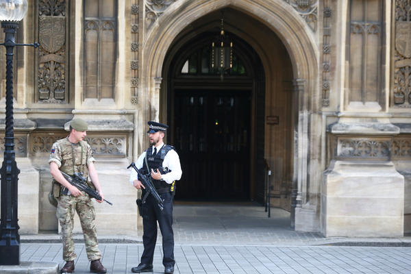 PANIKA U BRITANIJI: Blokiran Vestminsterski most zbog napuštenog vozila!