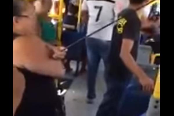 ZA NEVERICU! Ženu u gradskom autobusu POGODILA STRELA kroz otovoren prozor! (VIDEO)