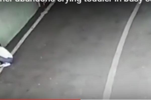 OSTAVILA JE SVOJE DETE NA PARKINGU, A KAMERE SU SVE ZABELEŽILE: Da li je ovo najužasnija majka na svetu? (VIDEO)