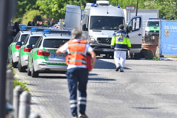 PUCNJAVA U MINHENU: Žena policajac upucana u glavu, 4 osobe povređene, napadač ranjen i priveden! (FOTO)