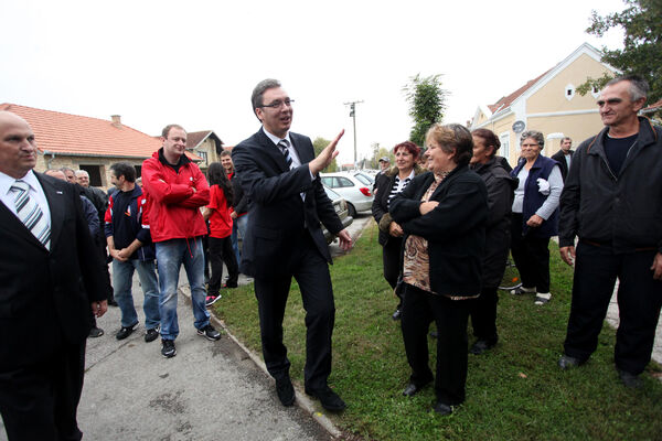 STRADALI U KAMPANJI: Vučićev pristalica je jednom svojom GREŠKOM nasmejao sve na Tviteru! (FOTO)