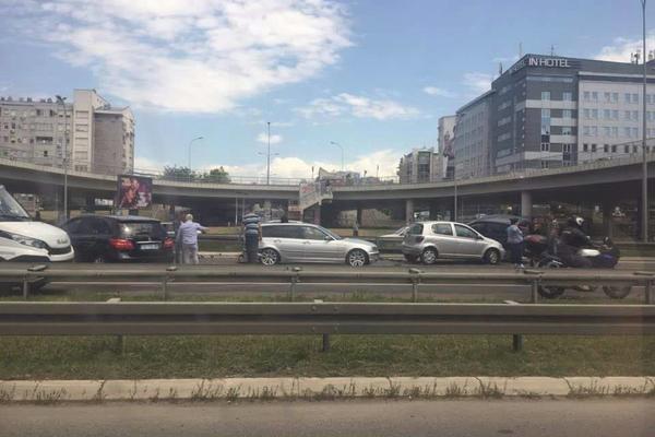 LANČANI SUDAR KOD ARENE: Ima povređenih, velike gužve na AUTOPUTU!