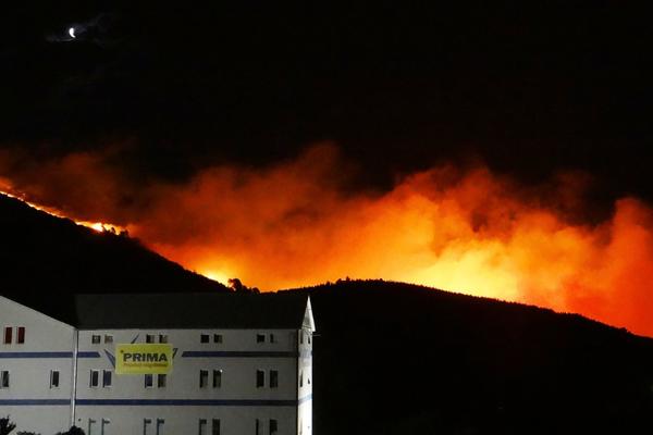 POŽAR GUTA MAKARSKU Evakuacija meštana i turista, STIŽE I VOJSKA (FOTO)