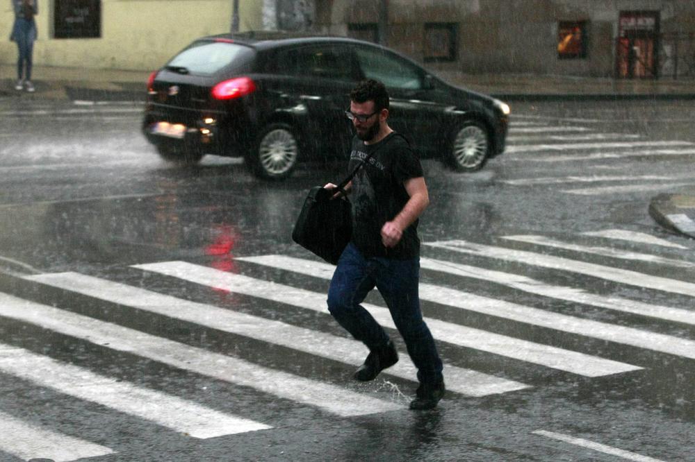 DOSTA STE SE KUVALI, STIŽE NAGLA PROMENA VREMENA! Kiša, pljuskovi i haos u Srbiji!