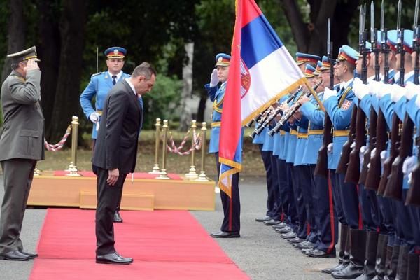 VULIN POSETIO SVOJE RADNO MESTO! Ministar prvi put pred gardom. Ovo je njegovo prvo obraćanje vojsci (FOTO)