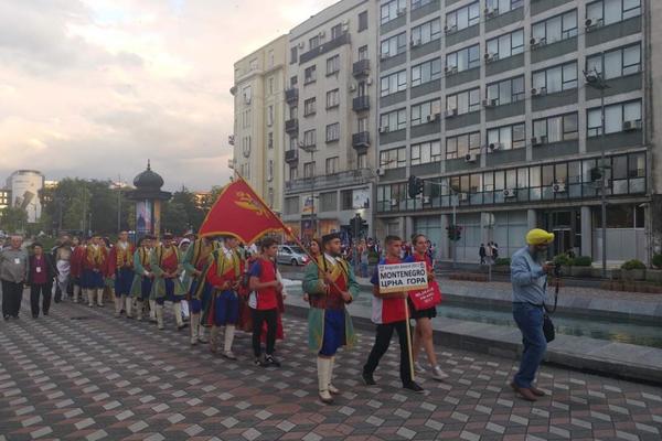 FESTIVAL FOLKLORA NA ULICAMA BEOGRADA: Mladi igraju i pevaju u nošnjama - možda ste danas naleteli baš na njih! (FOTO)