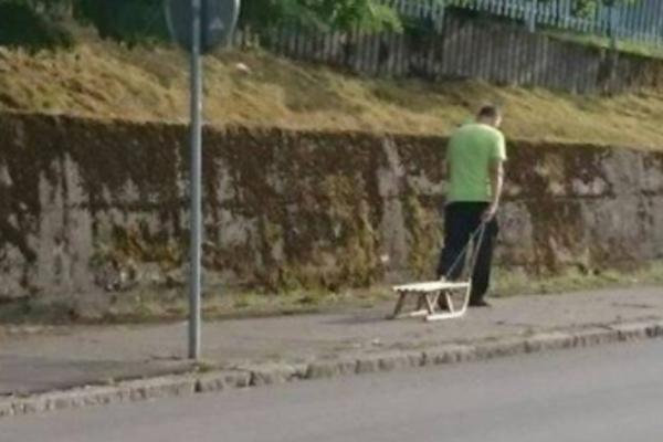 VRUĆINA MU POPILA PAMET! Umesto flašice s vodom Banjalučanin na plus 40 izašao napolje sa sankama (FOTO)