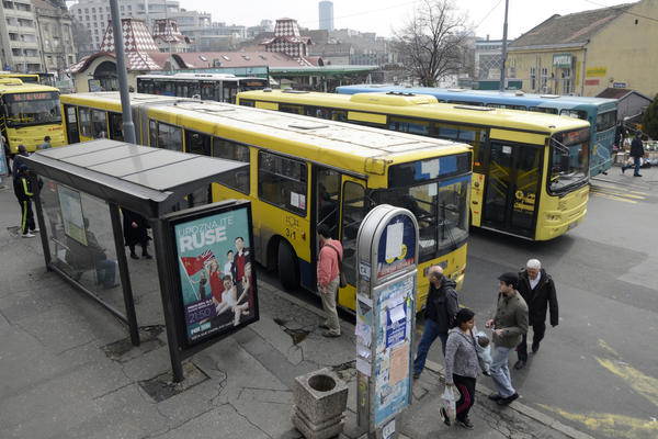 PUTNICI SE SLEDILI, ZAR ON OVDE?! Nekada najmoćniji čovek Jugoslavije uslikan u troli 41? (FOTO)