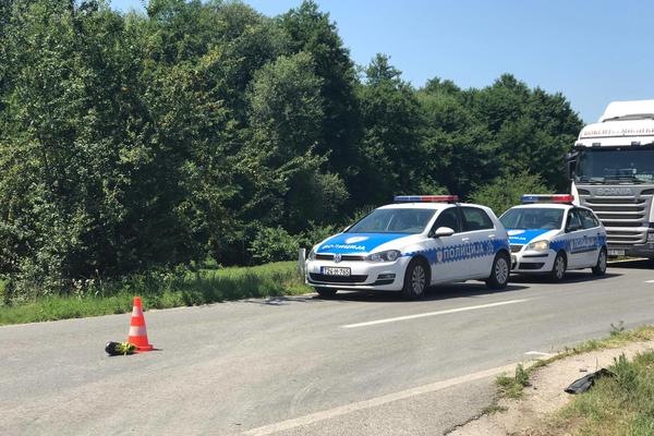 TEŠKA NESREĆA NA PUTU ZA SREBRENICU: Motociklista se zakucao u kombi, lekari se bore za njegov život!