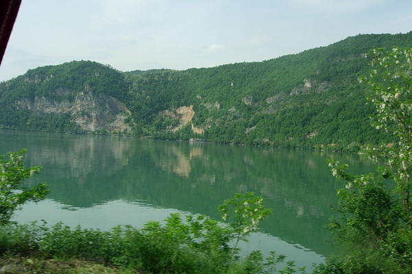 PROGUTALA IH "ŽIVA VODA" DRINE: Dedu i unuka sahranjuju istog dana!