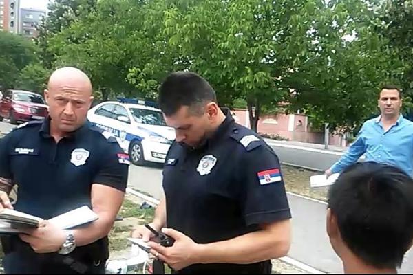 NEĆEŠ TI MENE SNIMATI KAMEROM, VEĆI SAM ŠMEKER OD TEBE: Policajac usred Beograda krvnički mi je stavio lisice na ruke, a onda udario u glavu! (VIDEO)