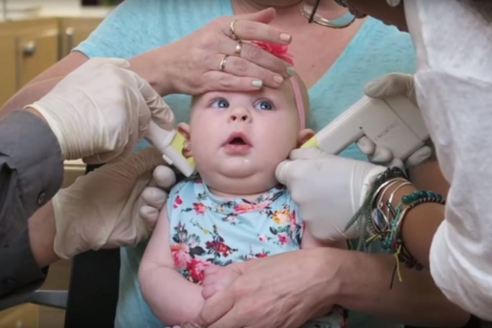 MAJKU OPTUŽILI DA ZLOSTAVLJA BEBU: Pogledajte snimak i recite nam šta vi mislite (VIDEO)