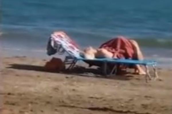 UŽAS USRED JADRANSKE PLAŽE! Muškarac bez imalo blama zadovoljava devojku, a DECA GLEDAJU! (VIDEO)